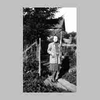 020-0088 Kapkeim. Ursula Rilat im Juli 1943 am Grenzgraben vor ihrem Elternhaus .jpg